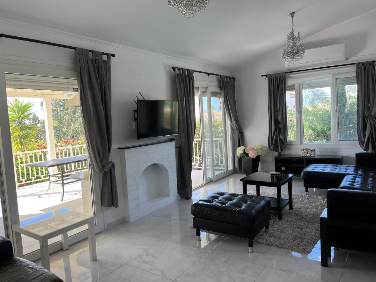 Neyla Four Bedroom Front Willa