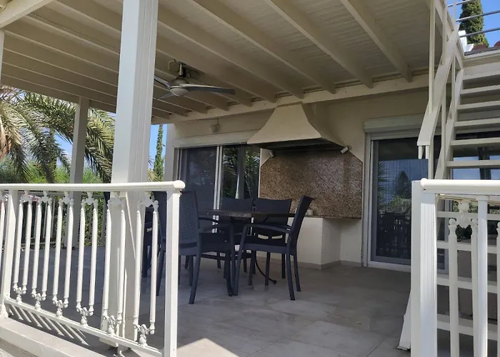 Villa Neyla Four Bedroom Coral Bay Beach Front